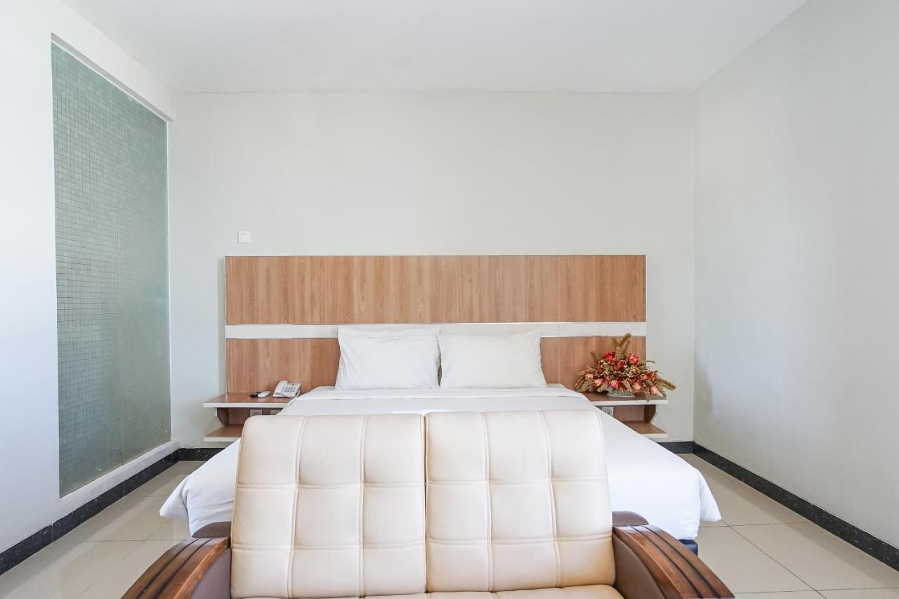 Hotel Royal Manado Kültér fotó